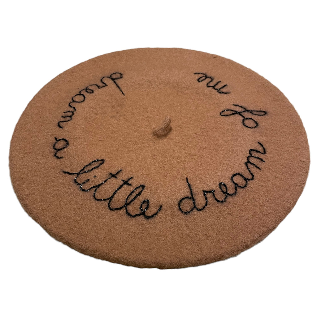 Baschetto di lana ricamato “Dream a little dream of me”